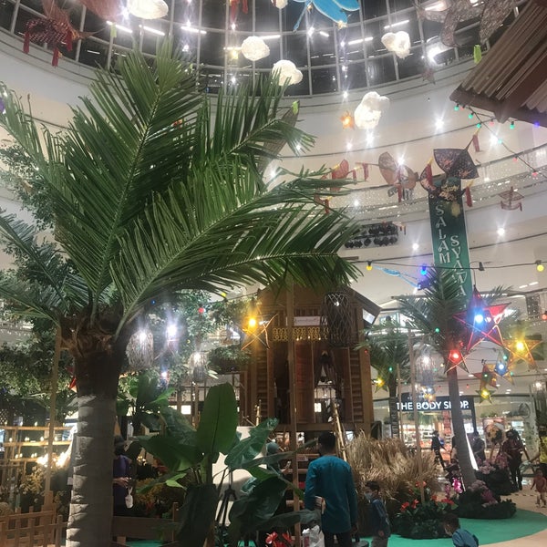 Foto diambil di Queensbay Mall oleh Nurfarhana M. pada 4/21/2022