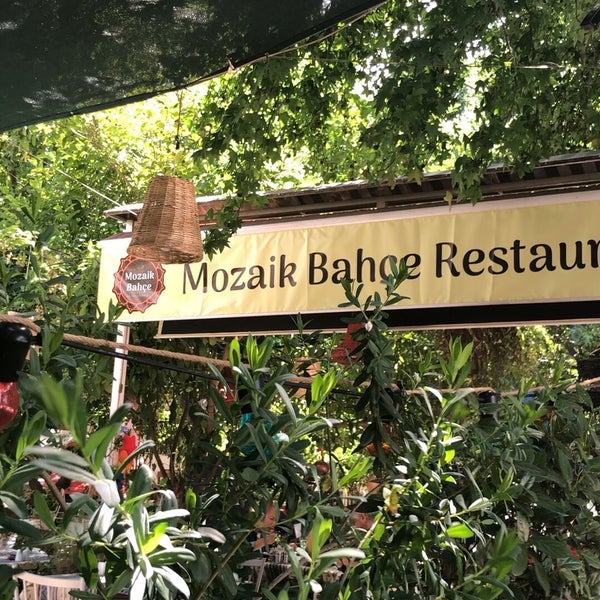 Foto tirada no(a) Mozaik Bahçe por Deren E. em 5/20/2019