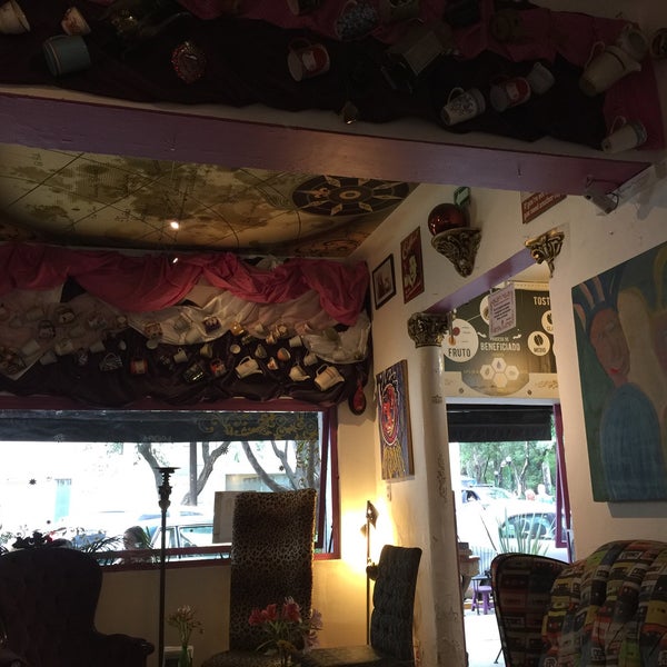4/24/2017 tarihinde Bernie C.ziyaretçi tarafından Rococó Café Espresso'de çekilen fotoğraf