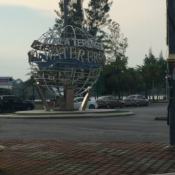 รูปภาพถ่ายที่ Kuala Terengganu Waterfront โดย Haikal A. เมื่อ 8/7/2016