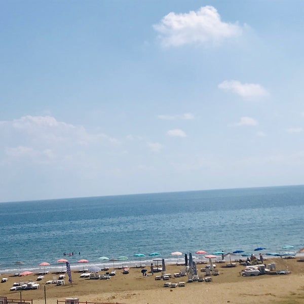 Photo taken at Mavi Beyaz Otel &amp; Beach Club by Kadirr on 9/16/2021