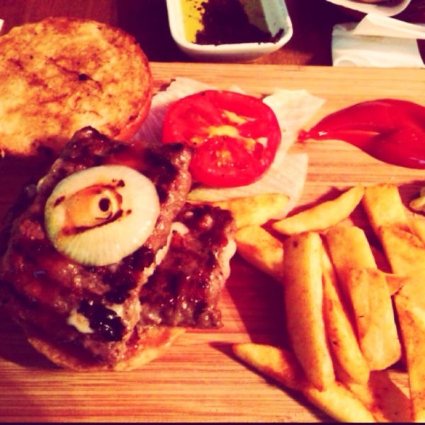 Foto tirada no(a) Flame Burger &amp; Steak House por Caglar Ö. em 7/23/2013