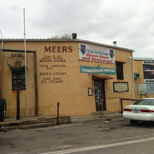 รูปภาพถ่ายที่ Meers Store &amp; Restaurant โดย Britness &. เมื่อ 3/10/2013