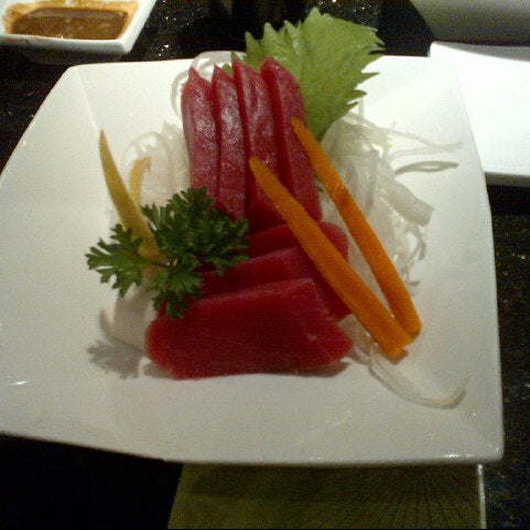 Снимок сделан в Maizuru Sushi Bar &amp; Japanese Restaurant пользователем Jaimee S. 11/3/2012