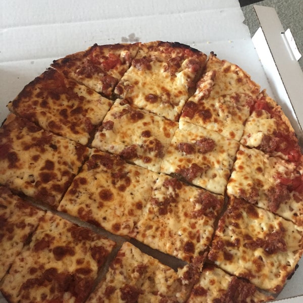 Foto diambil di Pizano&#39;s Pizza &amp; Pasta oleh Joe H. pada 3/1/2015