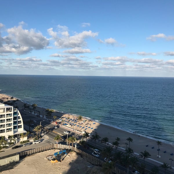 Foto diambil di Hilton Fort Lauderdale Beach Resort oleh Kali pada 12/31/2017