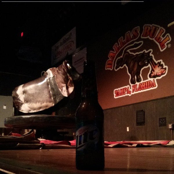 Foto tirada no(a) Dallas Bull por Doug H. em 3/23/2013