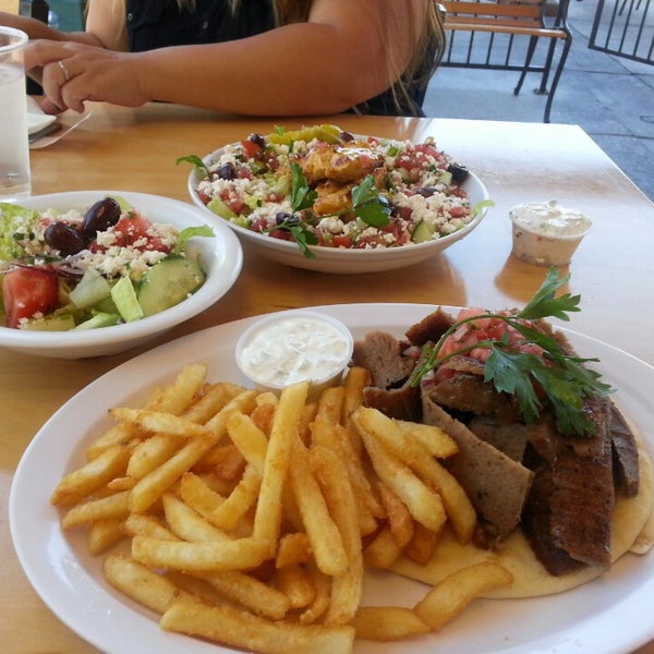 Das Foto wurde bei The Great Greek Mediterranean Cafe von Art R. am 9/24/2013 aufgenommen