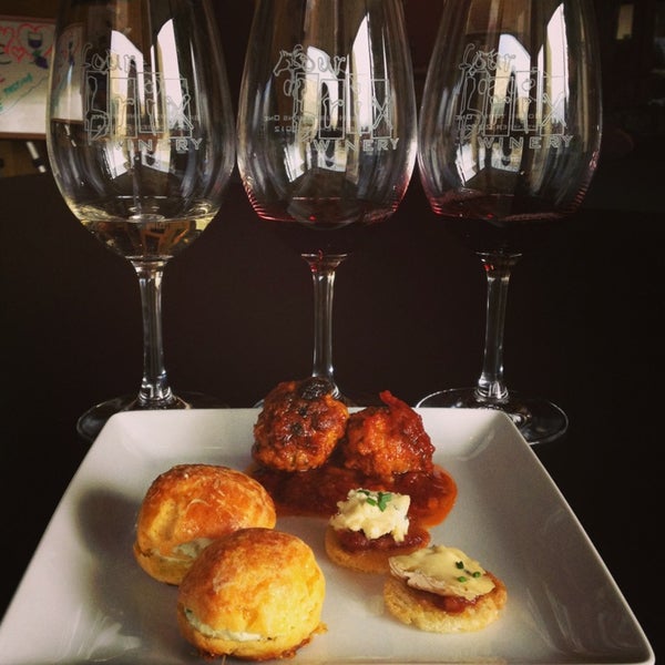 3/15/2013 tarihinde Lisa M.ziyaretçi tarafından Four Brix Winery and Tasting Room'de çekilen fotoğraf
