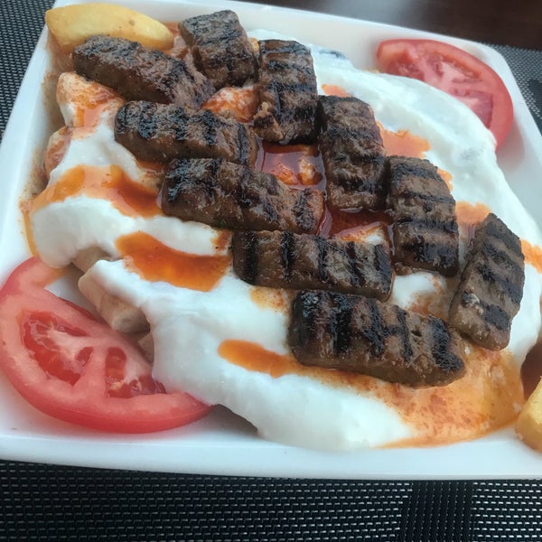 Снимок сделан в Ramazan Bingöl Köfte &amp; Steak пользователем ☀️ 𝓨𝓾𝓼𝓾𝓯 ☀️ 3/12/2018