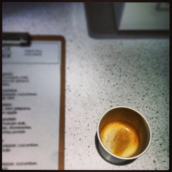 Photo prise au Glassbox Coffee &amp; Juice par Owl _. le8/23/2013