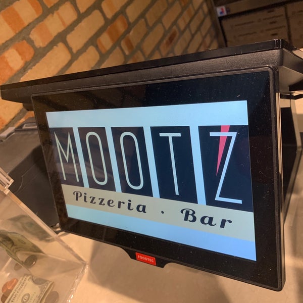 Photo prise au Mootz Pizzeria + Bar par Owl _. le6/20/2019