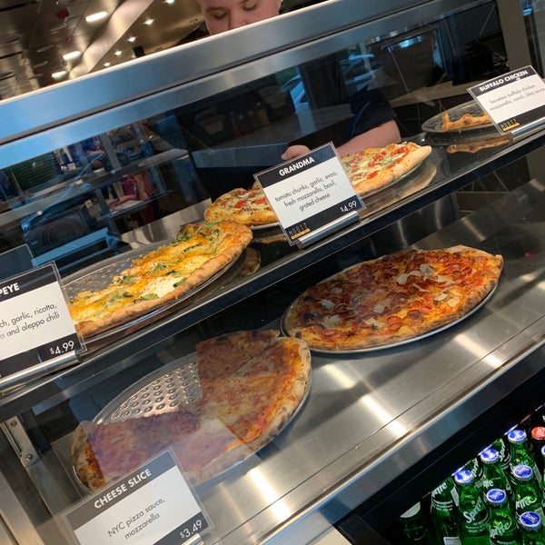 รูปภาพถ่ายที่ Mootz Pizzeria + Bar โดย Owl _. เมื่อ 5/29/2019