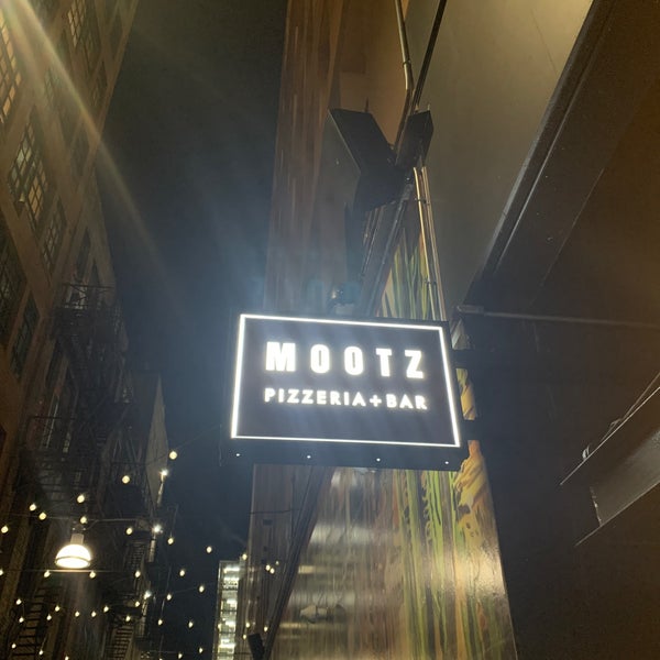 Photo prise au Mootz Pizzeria + Bar par Owl _. le12/12/2019