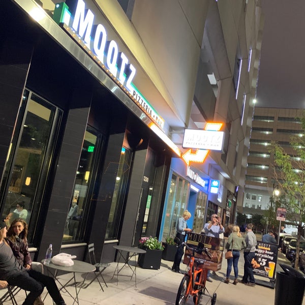 Foto tirada no(a) Mootz Pizzeria + Bar por Owl _. em 9/13/2019