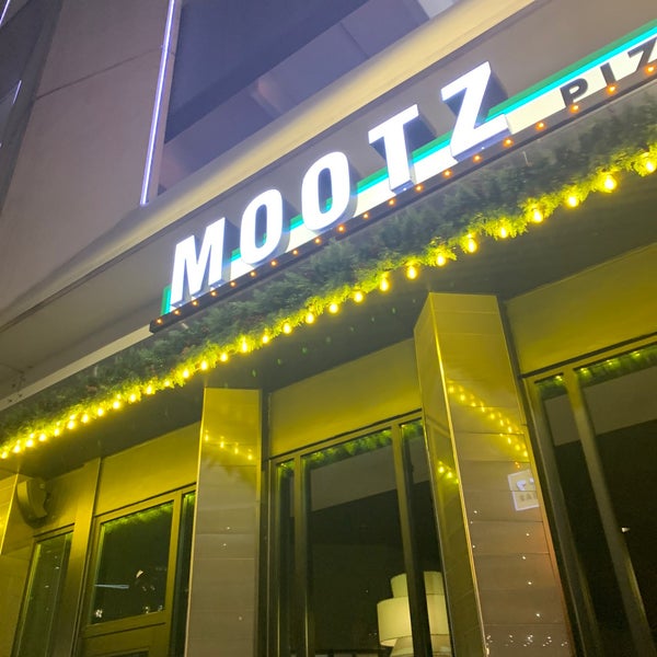 Foto tirada no(a) Mootz Pizzeria + Bar por Owl _. em 11/21/2019