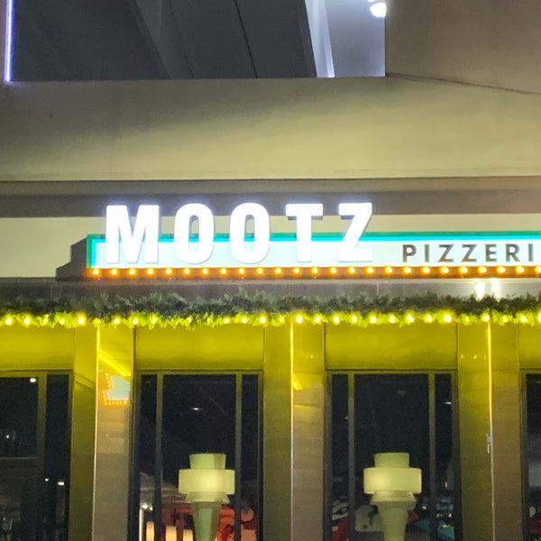 Photo prise au Mootz Pizzeria + Bar par Owl _. le12/19/2019
