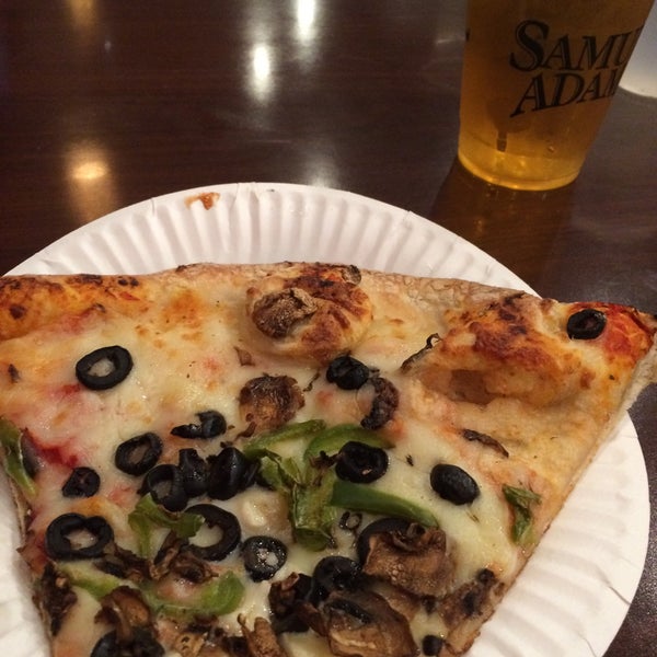 Foto diambil di PO5 Pizza Lounge (Pizza on 5th) oleh Kenny Y. pada 6/24/2016