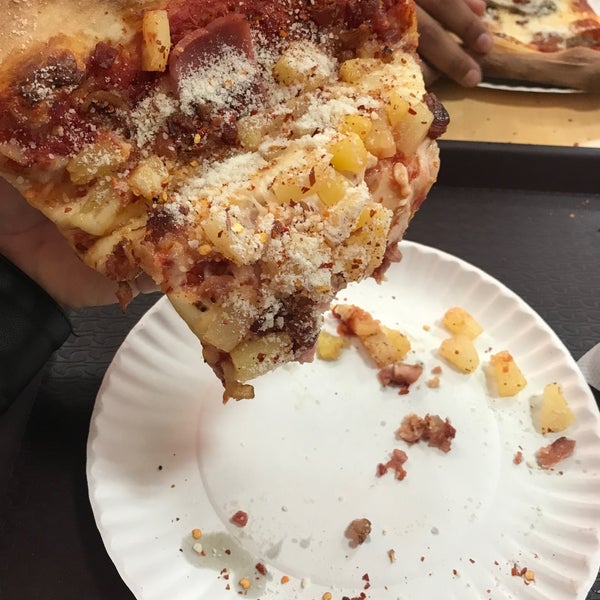 Снимок сделан в Famous Original Ray&#39;s Pizza пользователем Arthur Beck 1/3/2019