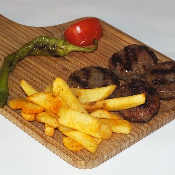 รูปภาพถ่ายที่ Köşk Kasap Burger &amp; Steak House โดย Köşk Kasap Burger &amp; Steak House เมื่อ 6/21/2016