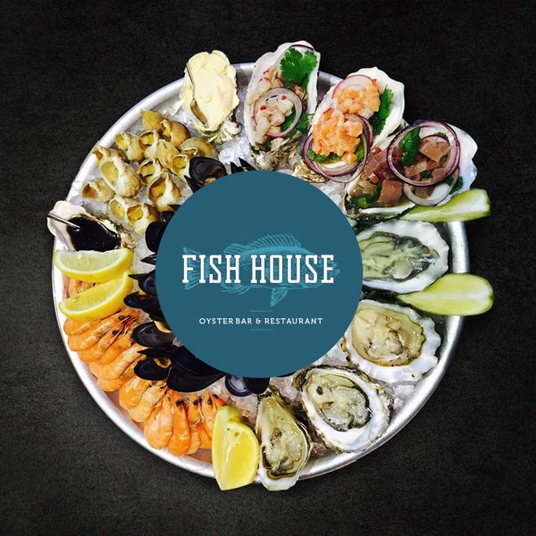 รูปภาพถ่ายที่ FISH HOUSE Oyster Bar &amp; Restaurant โดย FISH HOUSE Oyster Bar &amp; Restaurant เมื่อ 12/8/2015