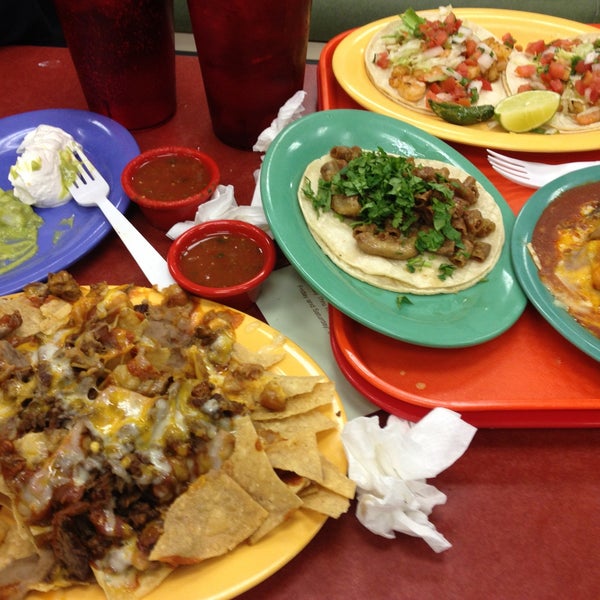 Das Foto wurde bei Los Sanchez Restaurant von Martha G. am 5/6/2013 aufgenommen