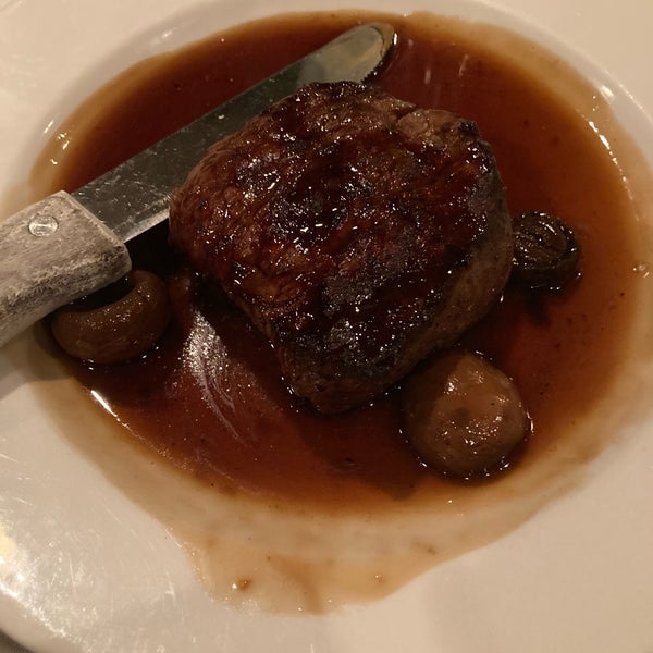 Foto diambil di Clawson Steak House oleh Amy . pada 5/10/2022