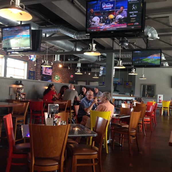 Foto diambil di Trackside Station Grill &amp; Bar oleh Aspen C. pada 6/17/2014