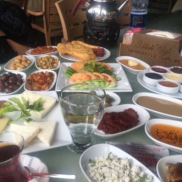รูปภาพถ่ายที่ Adalı Cafe &amp; Restaurant โดย Sevim A. เมื่อ 11/18/2018