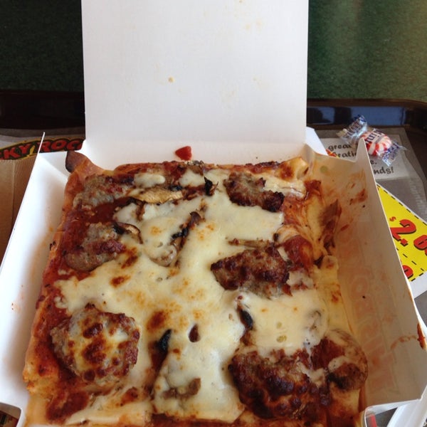 รูปภาพถ่ายที่ Rocky Rococo Pizza โดย A B. เมื่อ 6/3/2014