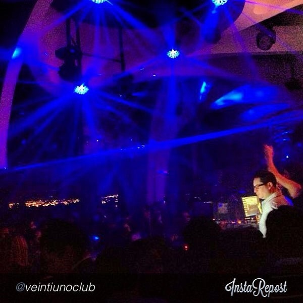 รูปภาพถ่ายที่ Veintiuno Club โดย Diego B. เมื่อ 3/15/2013