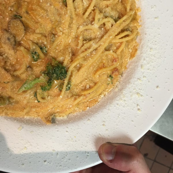 Spaghetti pink sauce with mushrooms and broccoli