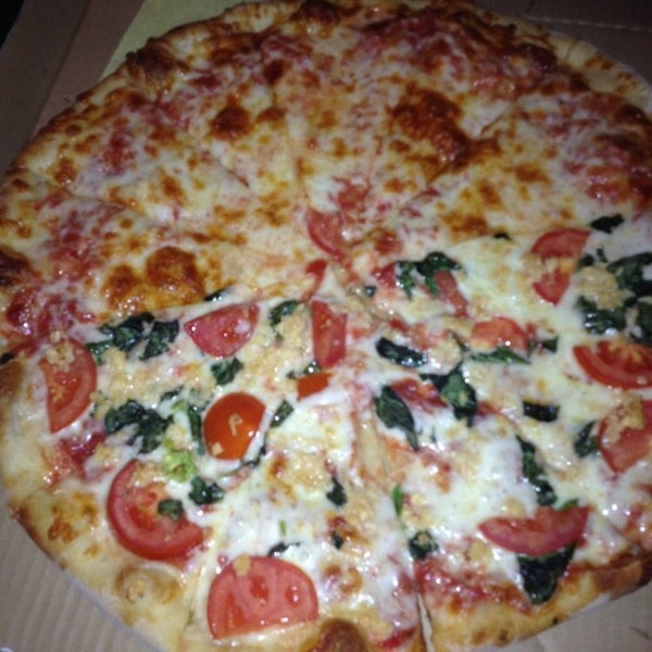 Снимок сделан в Massimo&#39;s Pizza пользователем Massimo&#39;s Pizza 12/2/2015