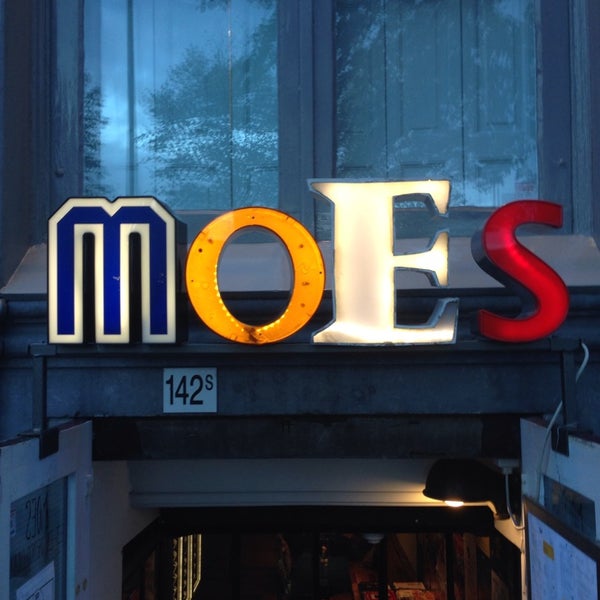 Das Foto wurde bei MOES eet- en drinklokaal von Wez L. am 10/22/2014 aufgenommen