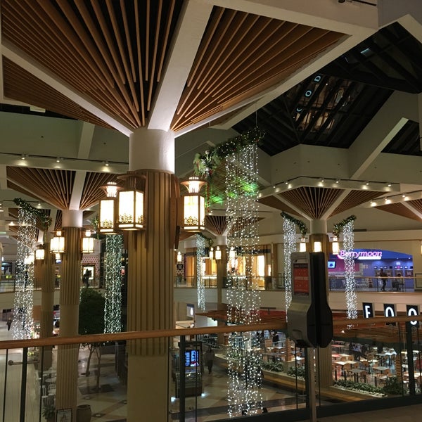 รูปภาพถ่ายที่ Stratford Square Mall โดย Sandeep M. เมื่อ 1/11/2017