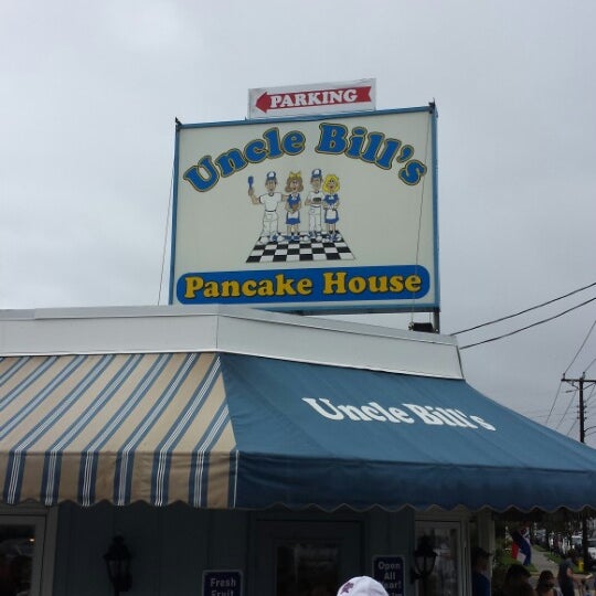 รูปภาพถ่ายที่ Uncle Bill&#39;s Pancake House - 21st Street โดย Eric K. เมื่อ 8/2/2014