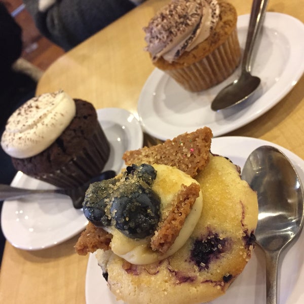 Снимок сделан в Molly&#39;s Cupcakes пользователем Kitti E. 11/10/2018