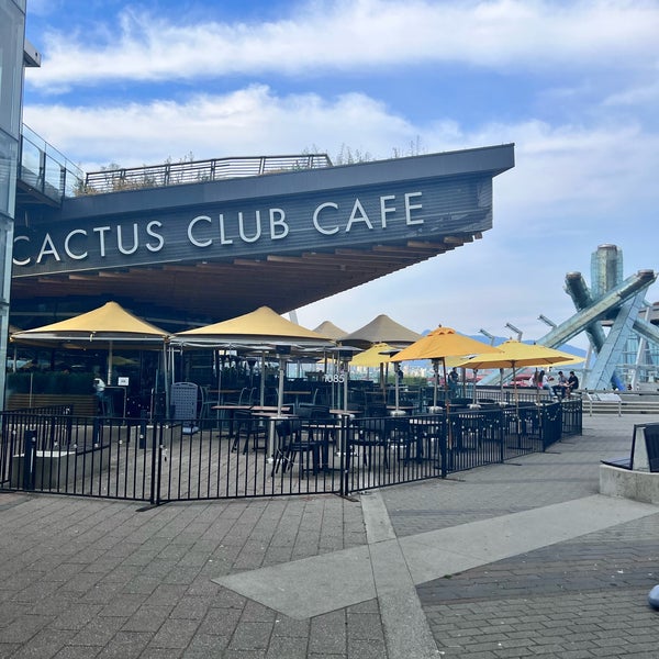 Photo prise au Cactus Club Cafe par Noura . le8/28/2022