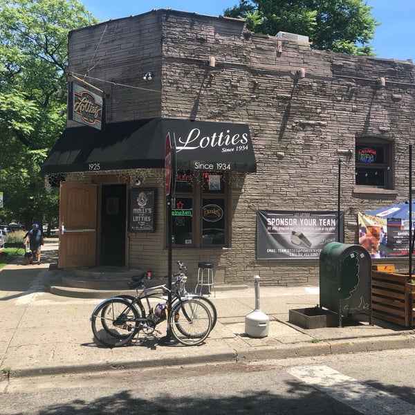 Das Foto wurde bei Lottie&#39;s Pub von Jerome H. am 6/24/2018 aufgenommen