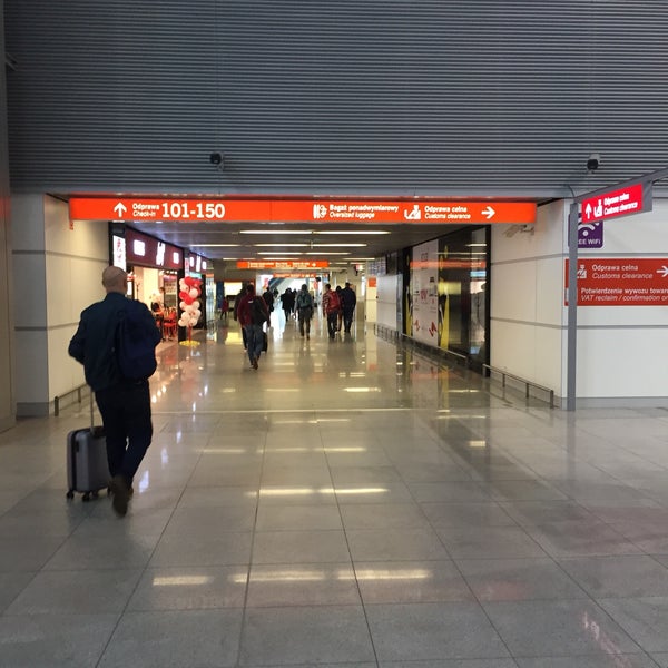 Foto tirada no(a) Aeroporto Frédéric Chopin de Varsóvia (WAW) por Gyongyver S. em 3/29/2018