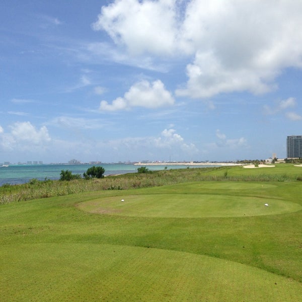 7/20/2013 tarihinde Berny S.ziyaretçi tarafından Puerto Cancún Golf Club'de çekilen fotoğraf