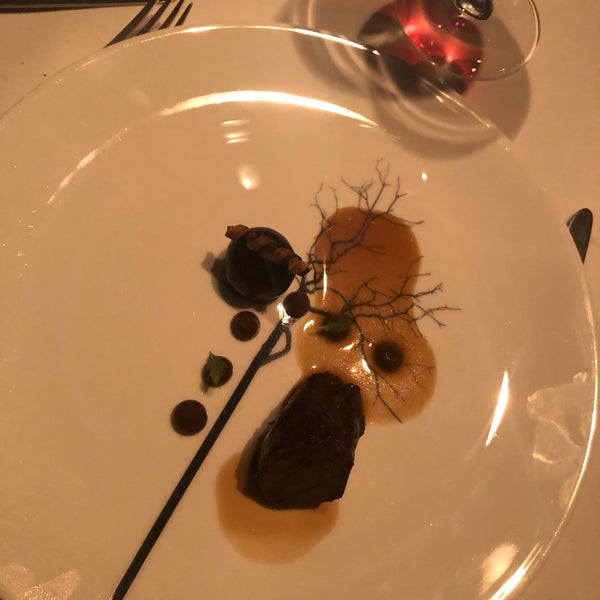 Fantastic place - Presentation and originality of the plates, professionalism of the staff, taste/flavour and quality of the food, wine, atmosphere... everything was perfect <3