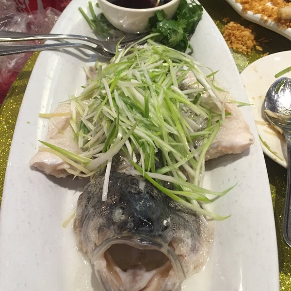Foto tomada en Fishman Lobster Clubhouse Restaurant 魚樂軒  por Eaters H. el 6/18/2016