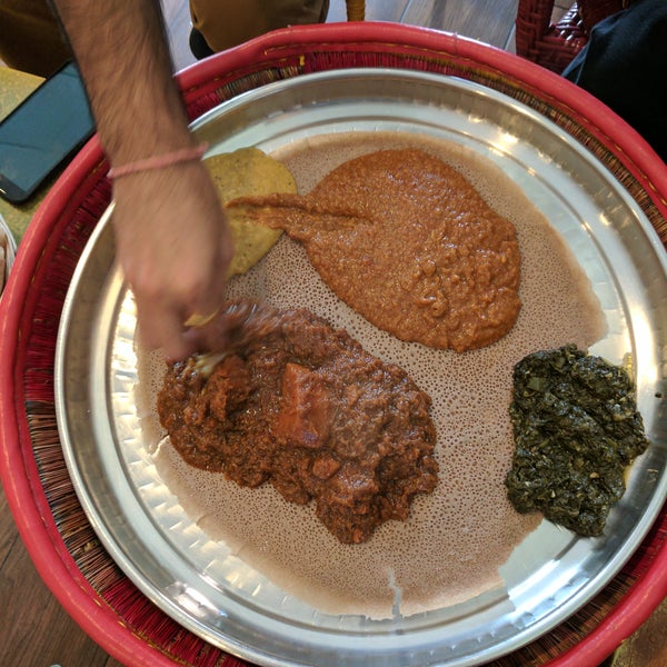 Das Foto wurde bei Ras Dashen Ethiopian Restaurant von Uddyami A. am 4/13/2017 aufgenommen