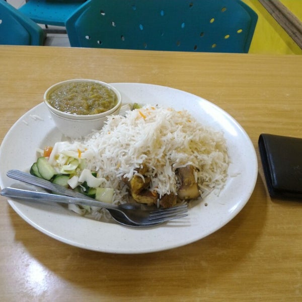 I love the arab foods here. The taste is subtle. The spices are not too heavy. The portion is huge. Worth for money.