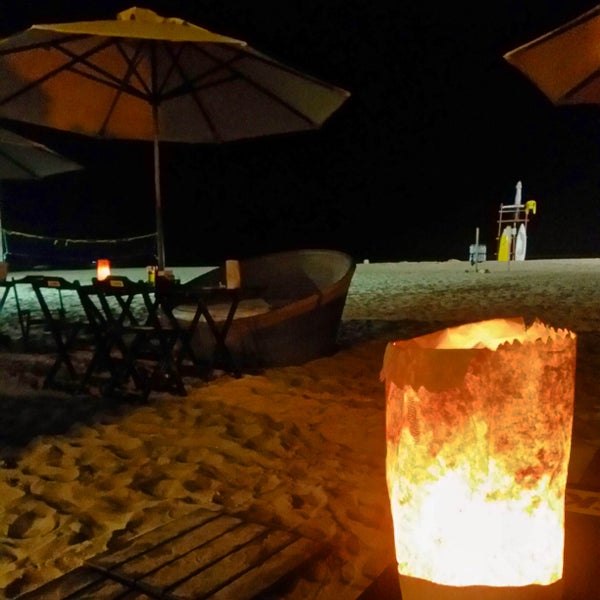A noite há mesas com velas na areia da praia, ótimo para tomar drinks e ouvir música ao vivo.