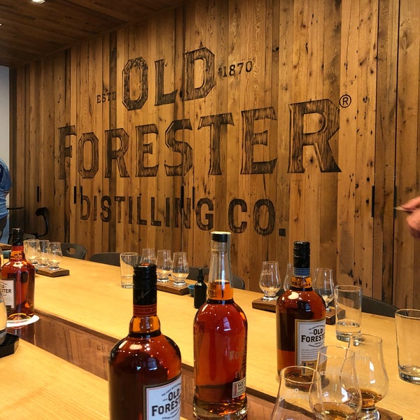 Foto diambil di O﻿l﻿d﻿ ﻿F﻿o﻿r﻿e﻿s﻿t﻿e﻿r﻿ ﻿D﻿i﻿s﻿t﻿i﻿l﻿l﻿ing Co. oleh Jorge V. pada 4/27/2019