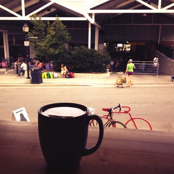 7/27/2013 tarihinde Glenn T.ziyaretçi tarafından The Yeti Cafe'de çekilen fotoğraf