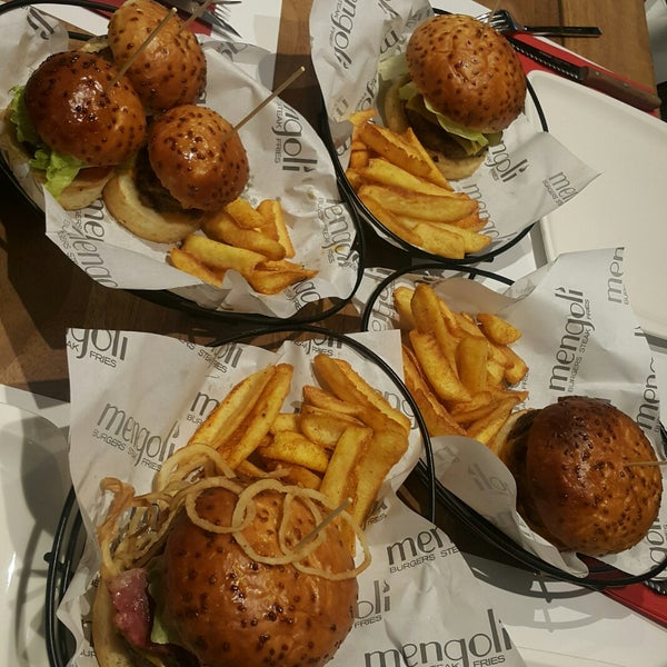 Foto diambil di Mengoli Burgers Steak Fries oleh Selcen Ş. pada 5/23/2018