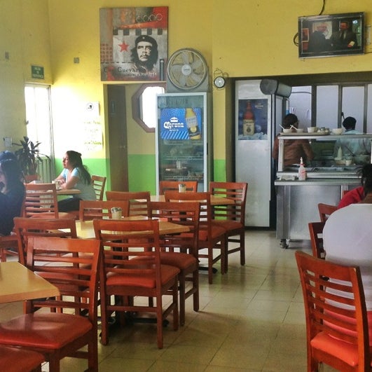 Foto diambil di Son Cubano Café Gourmet &amp; Restaurante oleh Ricardo pada 5/25/2013